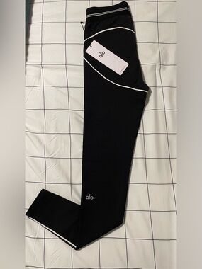 Alo brand new boot cut legging xs